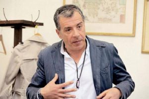 Φραστική επίθεση σε Θεοδωράκη (video)