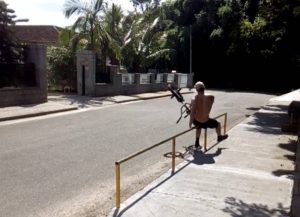 Επική πτώση: Πήγε να το παίξει μάγκας με το BMX και του μπήκε ο στύλος στα… οπίσθια (video)