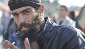 Ο σέξι Κρητικός φέρνει τα… μέλια του στην Αθήνα