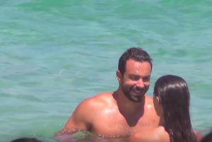 Ο έρωτάς τους δεν κρύβεται! Ο Σάκης Τανιμανίδης αγκαλιά με την… Μπόμπα του στη Μύκονο (video)