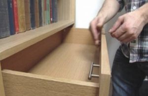 Βγάζει τα πόμολα από το συρτάρι και τα γυρίζει ανάποδα – Όταν δείτε το γιατί θα το κάνετε και εσείς!