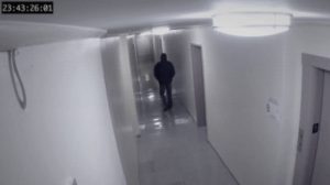 Κάμερα ασφαλείας κατέγραψε… σκιά η οποία επιτέθηκε σε άνδρα (video)