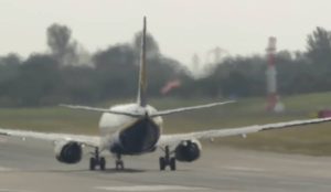 Απίστευτο βίντεο: Αεροπλάνο της Ryanair απογειώθηκε με το… πλάι λόγω καταιγίδας (video)