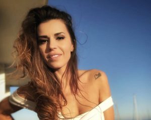 Η Χριστίνα Κολέτσα σιδερώνει και μας… πωρώνει! (photos)