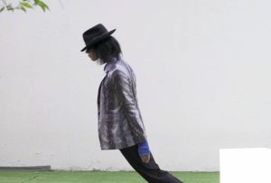 Ξόδεψε 30.000 δολάρια για να γίνει σαν τον Michael Jackson – Δείτε πώς είναι! (video)