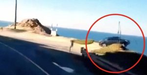 Βίντεο – σοκ: Αυτοκίνητο πέφτει σε γκρεμό 20 μέτρων (video)