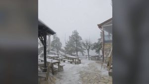 Καιρός: Ξανά στα λευκά η Πάρνηθα – Χιονίζει στο καταφύγιο Μπάφι (video)