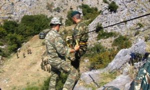 Απίστευτο και όμως ελληνικό : Καταδρομείς τραγουδάνε «Πίσω απ’το τιμόνι κάνω business»! (video)