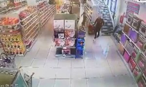 Viral video! Μπαλαδόρος σε σούπερ μάρκετ στην Κρήτη κάνει το απόλυτο τρικ