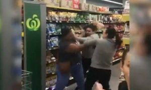 Κοροναϊός: Γυναίκες πλακώθηκαν σε σούπερ μάρκερ – Απίστευτος ο λόγος του καυγά (video)