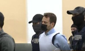 Υπό δρακόντεια μέτρα για να αποφύγει το λιντσάρισμα στην Ευελπίδων ο δολοφόνος της Καρολάιν