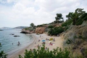 Ανταλλαγή ερωτικών συντρόφων σε μυστικές παραλίες της Νότιας Αττικής (photo)