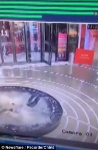 Κοίταγε το κινητό και έπεσε μέσα στο συντριβάνι (vid)