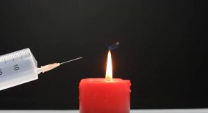 Πήρε μια σύριγγα και έκανε κάτι που δεν θα το πιστέψετε… (Video)