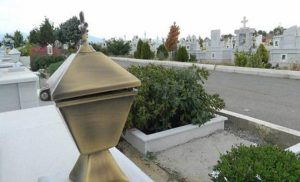 Γιατί ανάβουμε το καντήλι και κεριά στους τάφους;