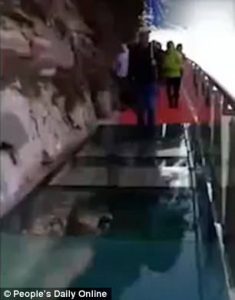 Τουρίστας λιποθυμά πάνω σε γυάλινη γέφυρα και αυτή σπάει (video)