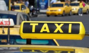 Κορονοϊός: Καμπανάκι επιδημιολόγου. Να δοθούν κουπόνια για ταξί και ιδιωτικά βαν