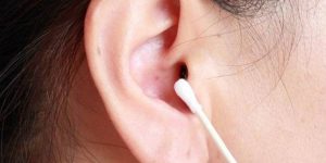Υπέφερε από ωτίτιδα και πήγε στο γιατρό – Δες τι έβγαλε μέσα από το αυτί της (video)