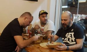 Αυτοί οι τύποι έχουν πηγάδια για στομάχια (video)