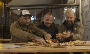 Το έκαναν κι αυτό! Έφαγαν πίτσα με σύγκλινο Μάνης! (video)