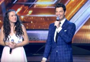 X Factor: Ο Θεοφάνους «ξεγύμνωσε» τη Νωαίνα για το κατέβασμα του παντελονιού (video)