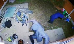 Εικόνες ΣΟΚ: Ληστές με ματσέτα προσπαθούν να μπουν σε σπίτι που υπάρχει μικρό παιδί (photos+video)