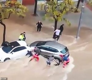 Σοκαριστικό τροχαίο!  Έριξε περαστικό πάνω σε αυτοκίνητο και τη τραυμάτισε σοβαρά