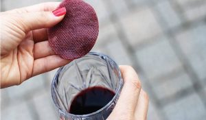 Βουτάει το βαμβάκι σε κόκκινο κρασί και το τρίβει στο πρόσωπό της! Ο λόγος θα σας εντυπωσιάσει!