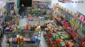 Φύλακας κοιμάται εν ώρα ληστείας και οι δράστες είναι χαλαροί! (video)