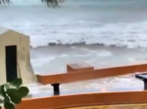 Ηθελε να καταγράφει τη μανία του τυφώνα Ιρμα και τον… παρέσυραν τα κύματα (video)