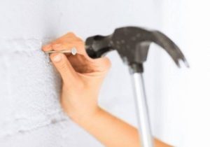To κόλπο για να κλείσεις εύκολα τις τρύπες από τα καρφιά στον τοίχο σου!