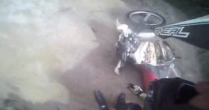 Απίθανη πτώση οδηγών Motocross μέσα στη λάσπη… (video)