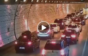 Εκατοντάδες Ι.Χ. εγκλωβίστηκαν σε τούνελ λόγω τροχαίου δυστυχήματος. Μόλις δείτε τι έκαναν οι οδηγοί θα πάθετε σοκ (Video)