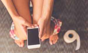 Δεν θα πας ποτέ ξανά στην τουαλέτα με το κινητό μόλις δεις αυτό το βίντεο!