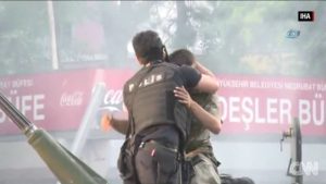 Στρατιώτης δέχεται επίθεση από πολίτες και σώζεται από έναν αστυνομικό (vid)