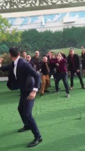 Γαμπρός πέταξε την ανθοδέσμη και δείτε τι έκαναν οι φίλοι του (vid)