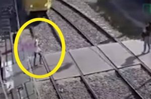 Τραμ παρασύρει και ακρωτηριάζει γυναίκα που μιλούσε στο κινητό! (βιντεο)
