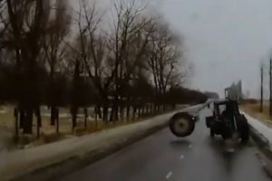 Σοκ: Ρόδα έφυγε από τρακτέρ και σκόρπισε τον τρόμο – Δείτε που χτύπησε (video)