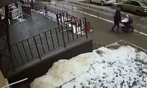 Τραγωδία: Βρέφος σκοτώθηκε όταν άντρας έπεσε από τον 17ο όροφο πάνω στο καρότσι του