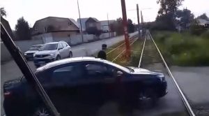 Τρομερό! Σταμάτησε το τραμ με το αμάξι του – Δεν φαντάζεστε για ποιον λόγο (video)