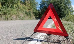 Τρύπα… καταπίνει αυτοκίνητα – Τι συνέβη