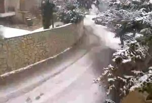 Χιονόπτωση Live: Στα λευκά έχουν ντυθεί τα Τρίκαλα Κορινθίας (video)