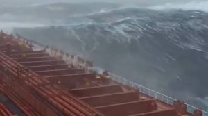 Πλοία εν μέσω τρικυμίας και εικόνες που δεν θέλει κανείς να ζήσει… Live (video)