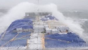Τρομακτικές στιγμές μέσα στη θάλασσα εν ώρα απίστευτης τρικυμίας (Video)