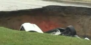 Σοκαριστικές εικόνες: Οταν η γη… ανοίγει κυριολεκτικά (video)