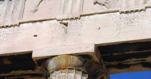 Γνωρίζετε γιατί είναι γεμάτο με τρύπες το επιστύλιο του Παρθενώνα; (photo)