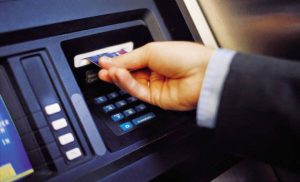 Δείτε τι πρέπει να κάνετε αν κάποιος σας αναγκάσει να κάνετε ανάληψη από ένα ΑΤΜ!