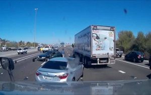 Σοκαριστικό τροχαίο: Αλλάζει λωρίδα στην εθνική χωρίς λόγο και προκαλεί καραμπόλα μπροστά στην κάμερα (video)
