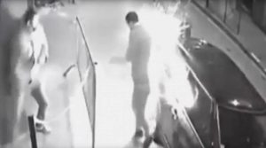 ΣΟΚ: Κάπνιζε με ηλεκτρονικό τσιγάρο όταν ξαφνικά… (vid)