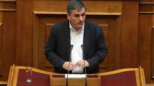 Αναψε ξανά φωτιές ο Τσακαλώτος στη Βουλή